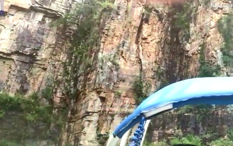 Hé lộ dấu hiệu cảnh báo chết người từ vách đá bất ngờ đổ sập xuống 2 thuyền du lịch Brazil